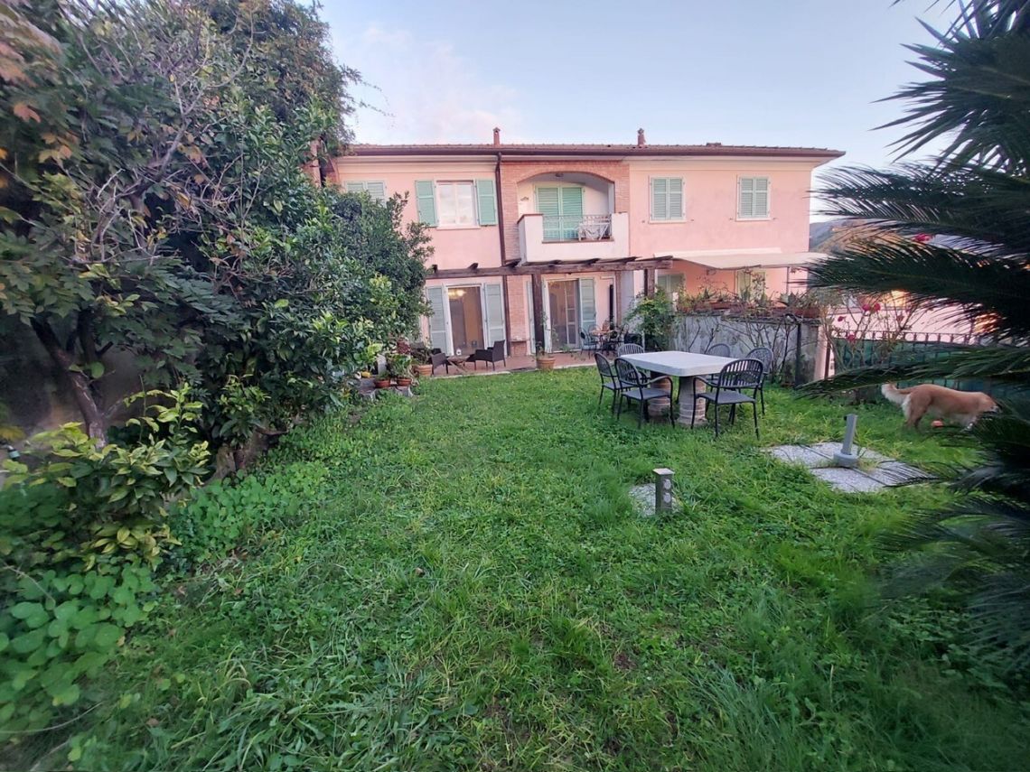 990 - Villa Bifamiliare Carrara